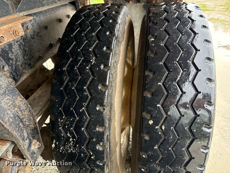 image for item ED5571 1982 Peterbilt 359 dump truck