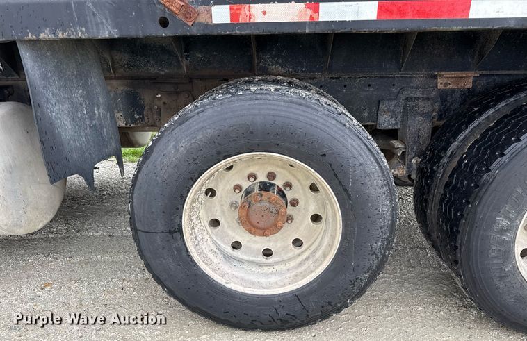 image for item ED5571 1982 Peterbilt 359 dump truck