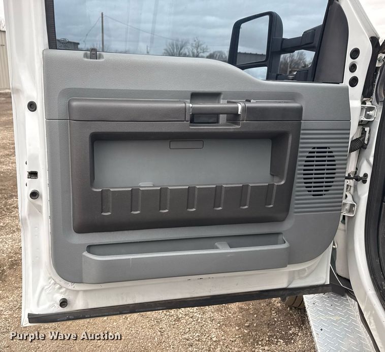 image for item EG2535 2014 Ford F550 Super Duty utility bed pickup truck