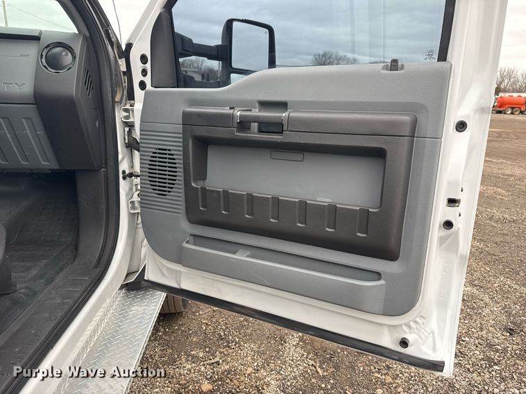 image for item EG2535 2014 Ford F550 Super Duty utility bed pickup truck