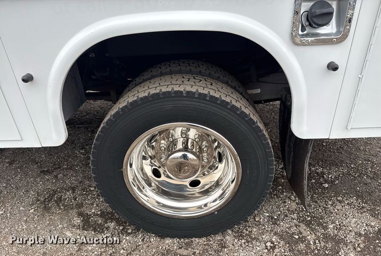 image for item EG2535 2014 Ford F550 Super Duty utility bed pickup truck