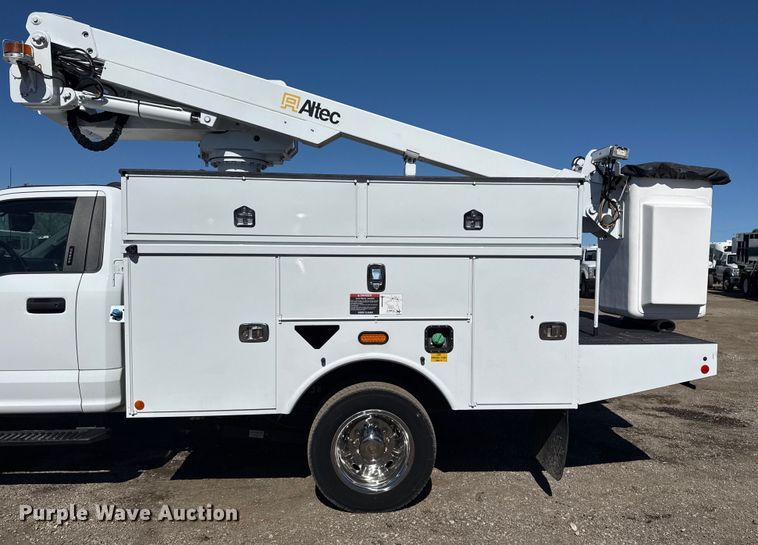 image for item EG2577 2020 Ford F550 Super Duty bucket truck