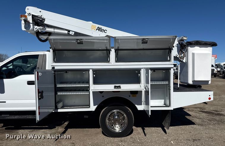 image for item EG2577 2020 Ford F550 Super Duty bucket truck