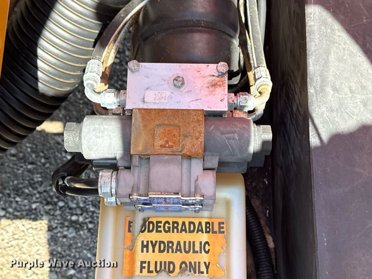 image for item EG2641 2010 Vermeer LP555DT vacuum excavator