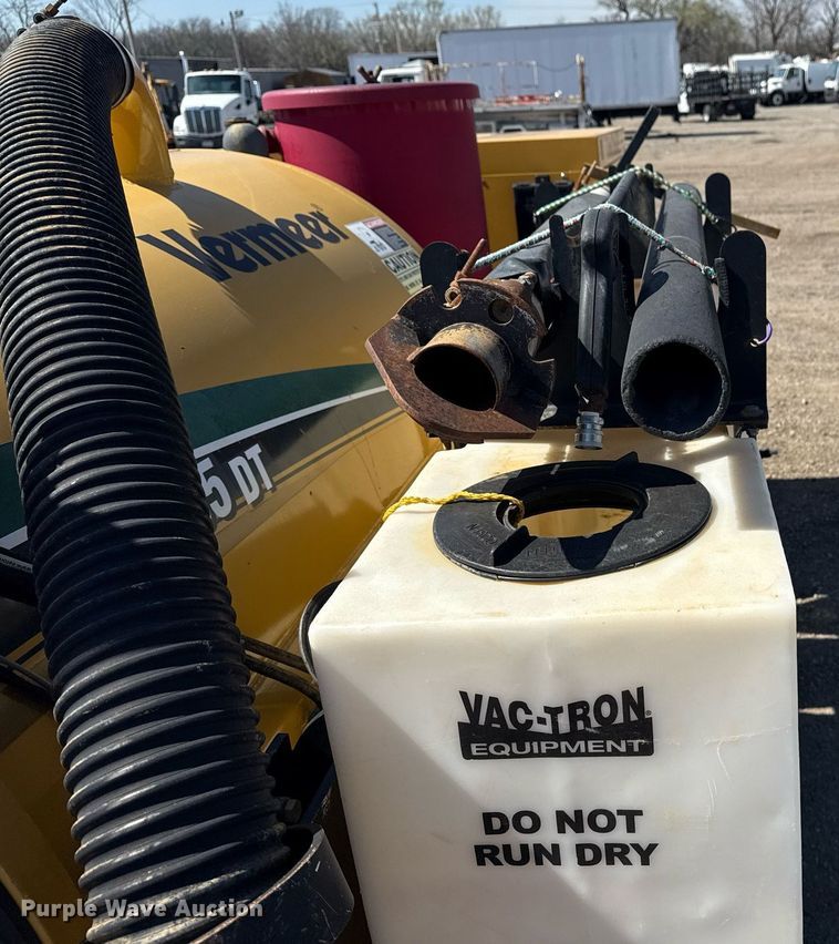 image for item EG2641 2010 Vermeer LP555DT vacuum excavator