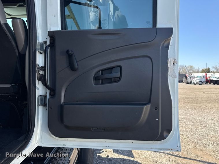 image for item EG2644 2009 International 7500 Crew Cab crane truck