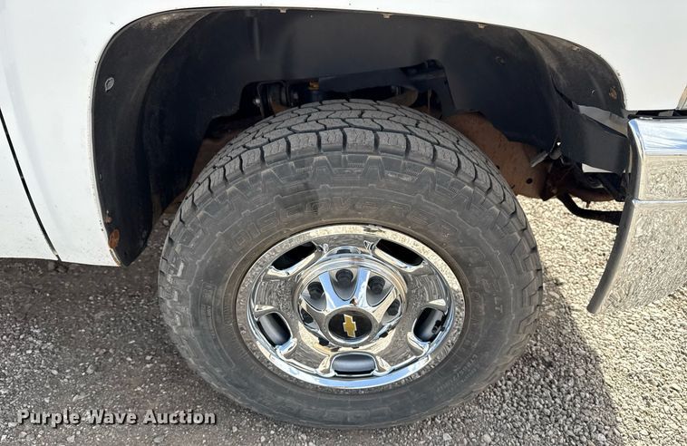 image for item EG2660 2012 Chevrolet Silverado 2500HD Ext. Cab utility bed pickup truck