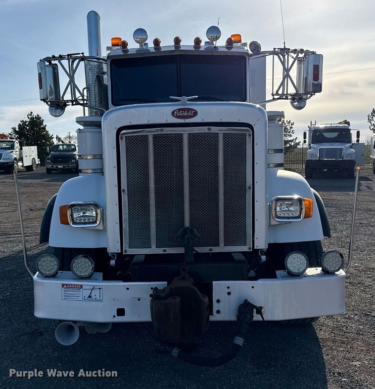 image for item EG2661 2011 Peterbilt 367 crane truck