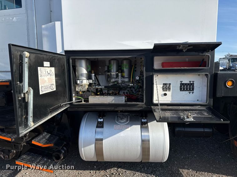 image for item EG2661 2011 Peterbilt 367 crane truck