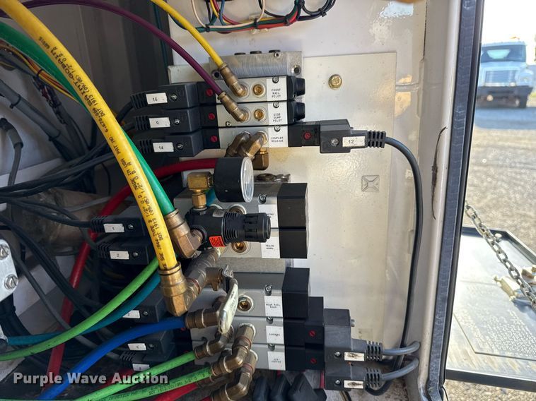 image for item EG2661 2011 Peterbilt 367 crane truck