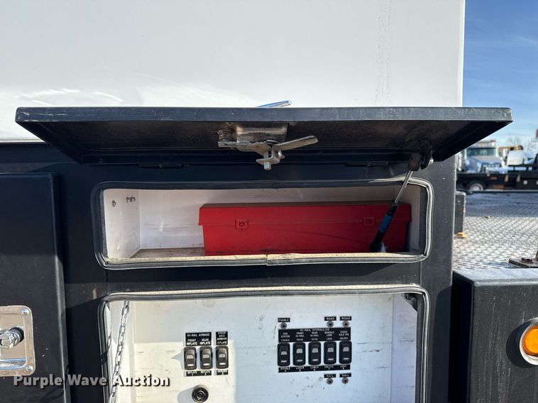 image for item EG2661 2011 Peterbilt 367 crane truck