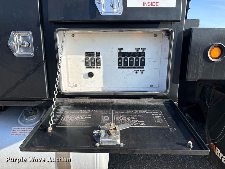 image for item EG2661 2011 Peterbilt 367 crane truck