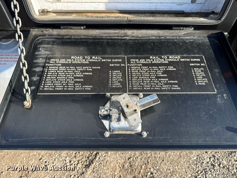 image for item EG2661 2011 Peterbilt 367 crane truck