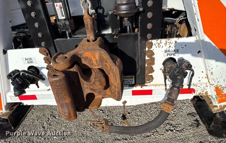 image for item EG2661 2011 Peterbilt 367 crane truck