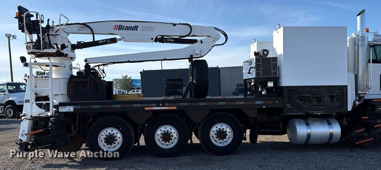 image for item EG2661 2011 Peterbilt 367 crane truck