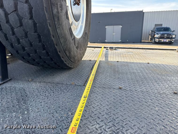 image for item EG2661 2011 Peterbilt 367 crane truck