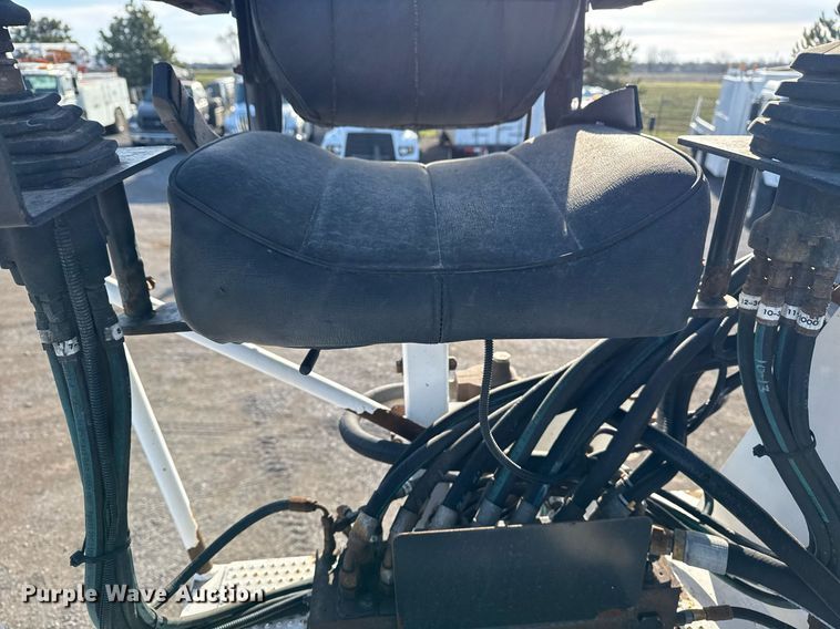 image for item EG2661 2011 Peterbilt 367 crane truck