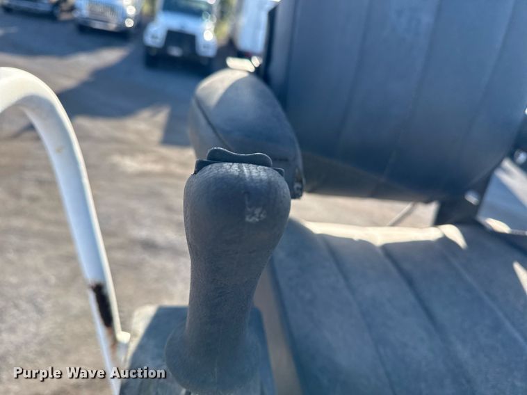 image for item EG2661 2011 Peterbilt 367 crane truck