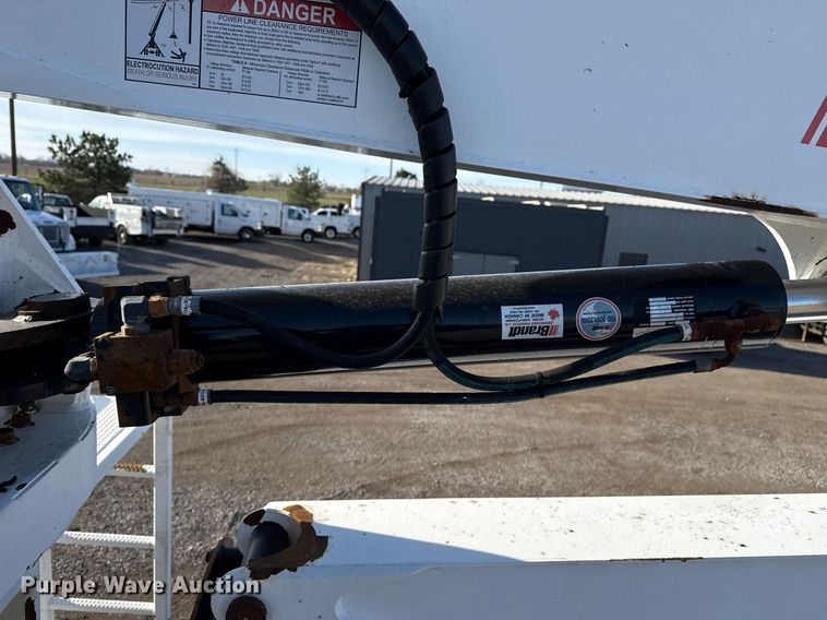 image for item EG2661 2011 Peterbilt 367 crane truck