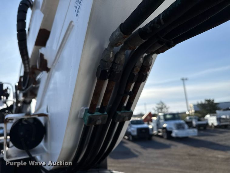 image for item EG2661 2011 Peterbilt 367 crane truck