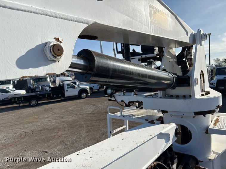 image for item EG2661 2011 Peterbilt 367 crane truck