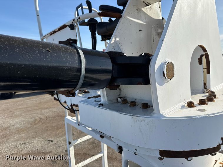 image for item EG2661 2011 Peterbilt 367 crane truck