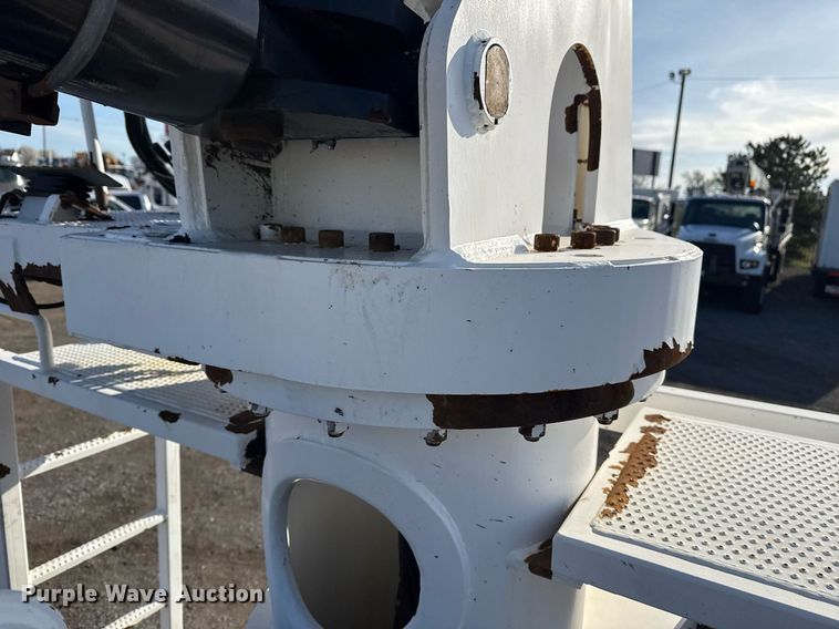 image for item EG2661 2011 Peterbilt 367 crane truck