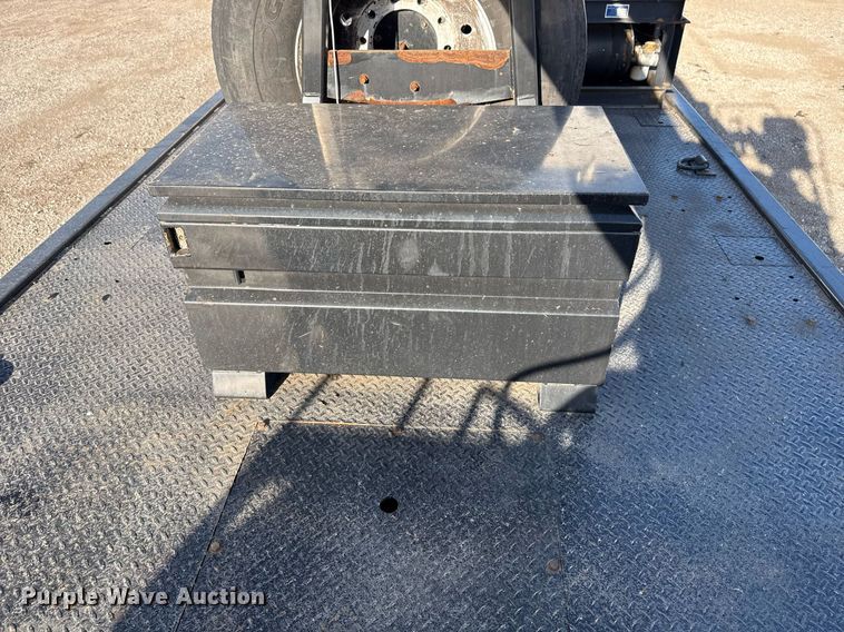 image for item EG2661 2011 Peterbilt 367 crane truck