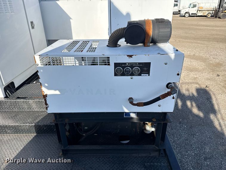 image for item EG2661 2011 Peterbilt 367 crane truck