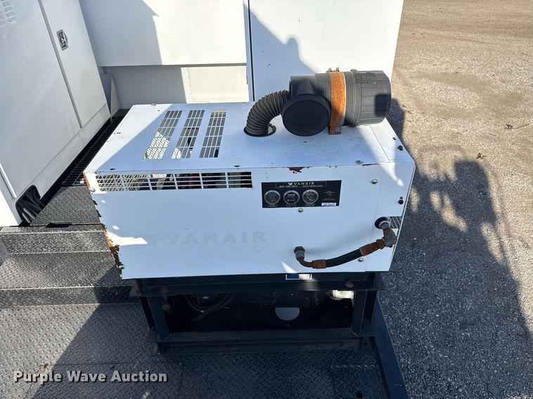 image for item EG2661 2011 Peterbilt 367 crane truck