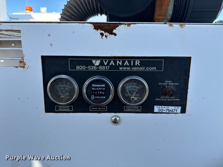 image for item EG2661 2011 Peterbilt 367 crane truck