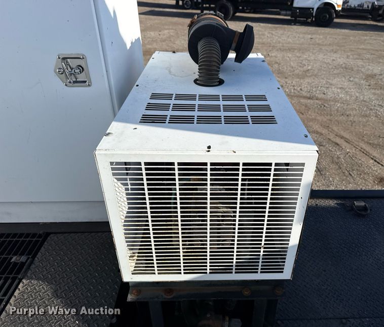 image for item EG2661 2011 Peterbilt 367 crane truck