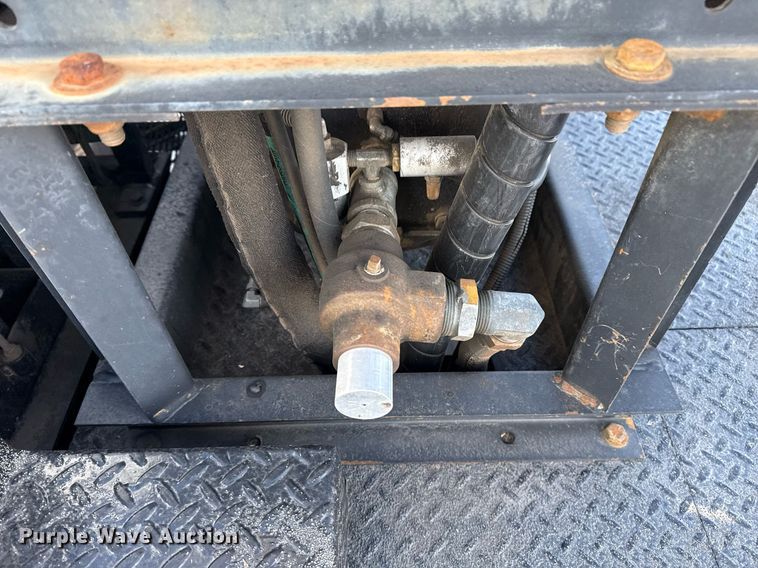 image for item EG2661 2011 Peterbilt 367 crane truck