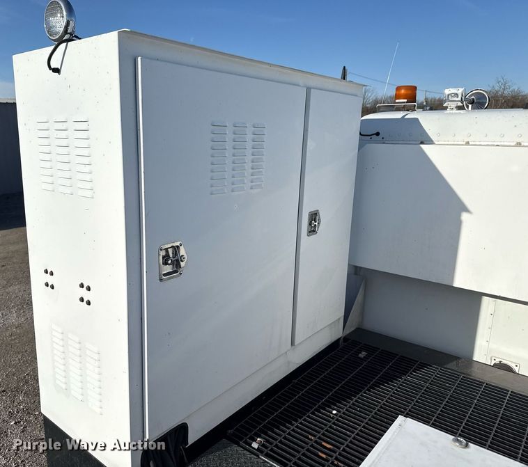 image for item EG2661 2011 Peterbilt 367 crane truck