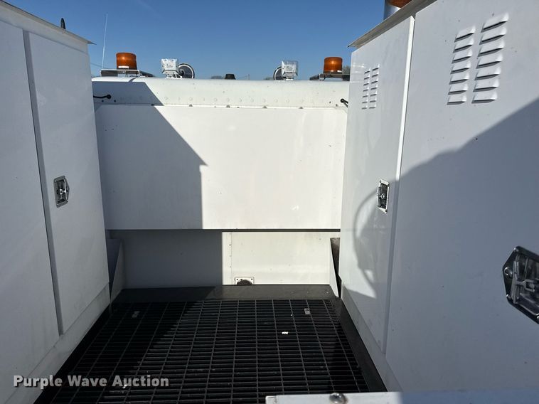 image for item EG2661 2011 Peterbilt 367 crane truck