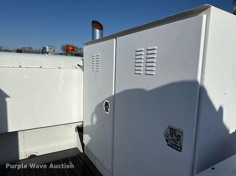 image for item EG2661 2011 Peterbilt 367 crane truck