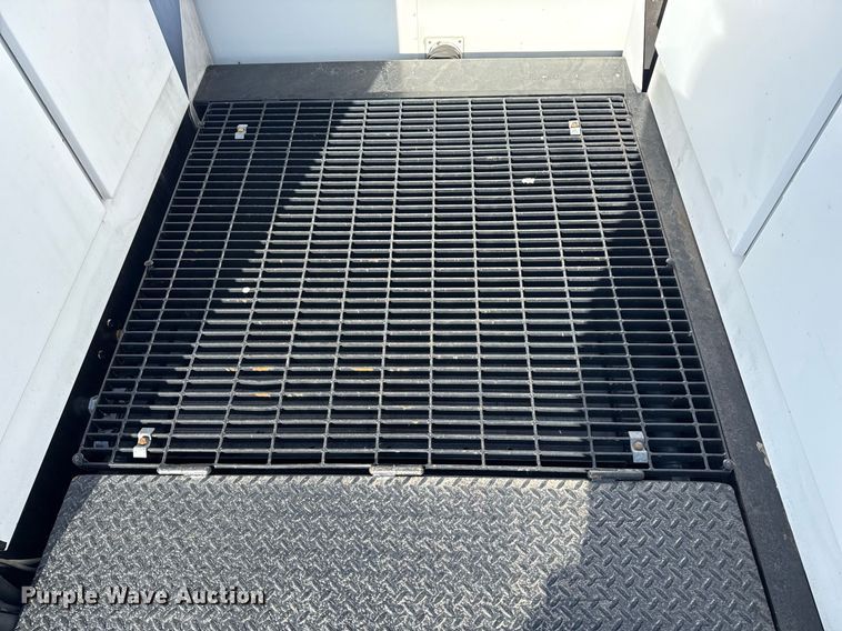 image for item EG2661 2011 Peterbilt 367 crane truck