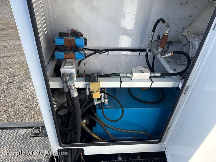 image for item EG2661 2011 Peterbilt 367 crane truck