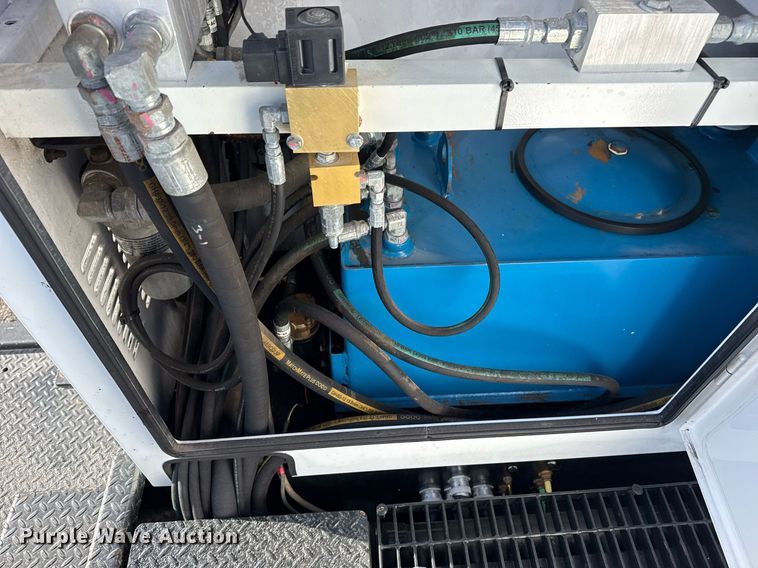 image for item EG2661 2011 Peterbilt 367 crane truck