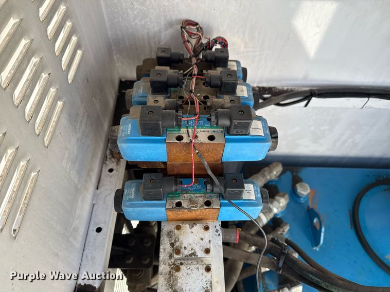 image for item EG2661 2011 Peterbilt 367 crane truck