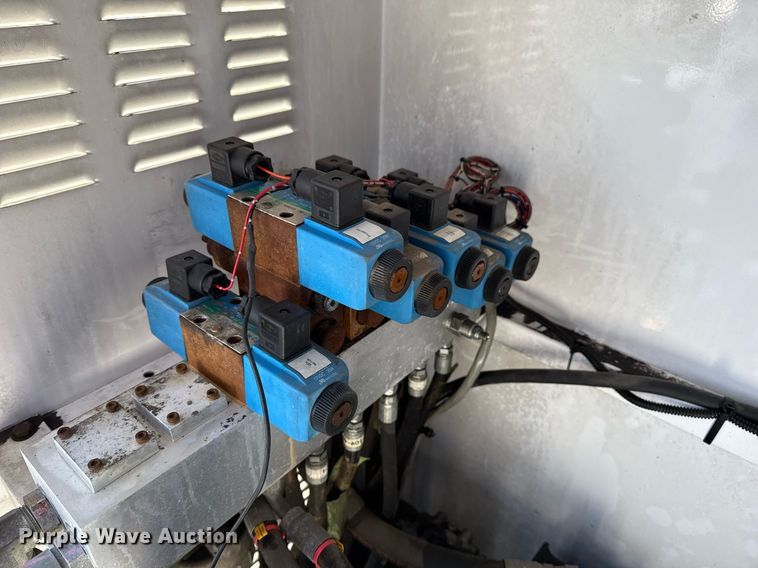 image for item EG2661 2011 Peterbilt 367 crane truck