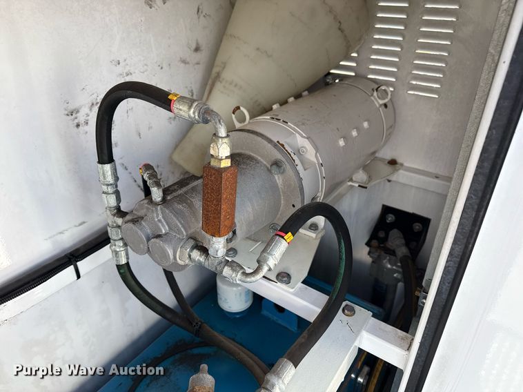 image for item EG2661 2011 Peterbilt 367 crane truck