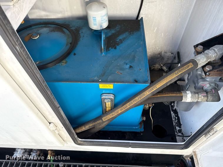 image for item EG2661 2011 Peterbilt 367 crane truck