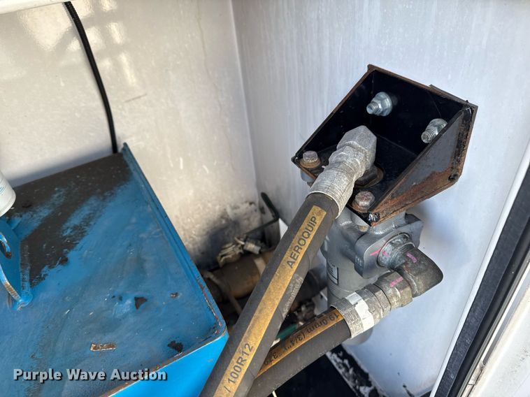 image for item EG2661 2011 Peterbilt 367 crane truck