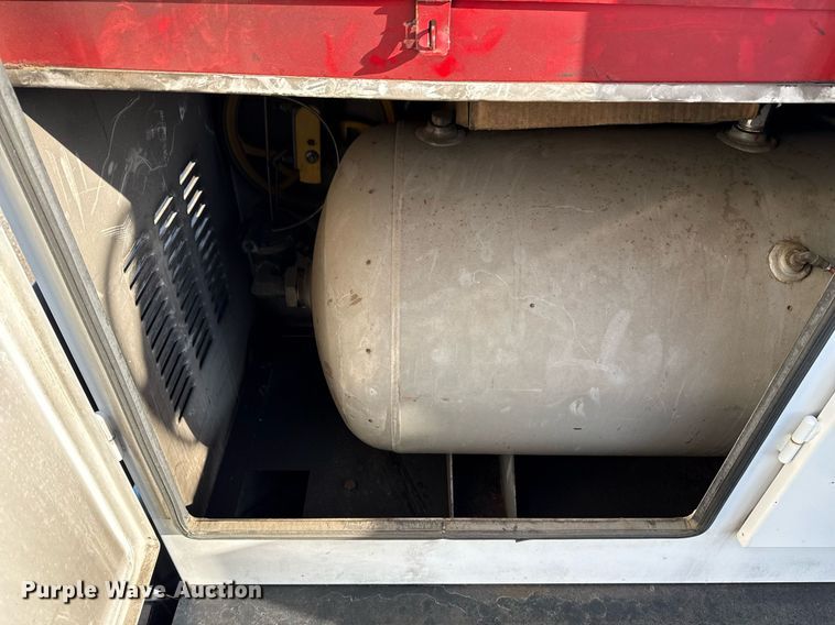 image for item EG2661 2011 Peterbilt 367 crane truck