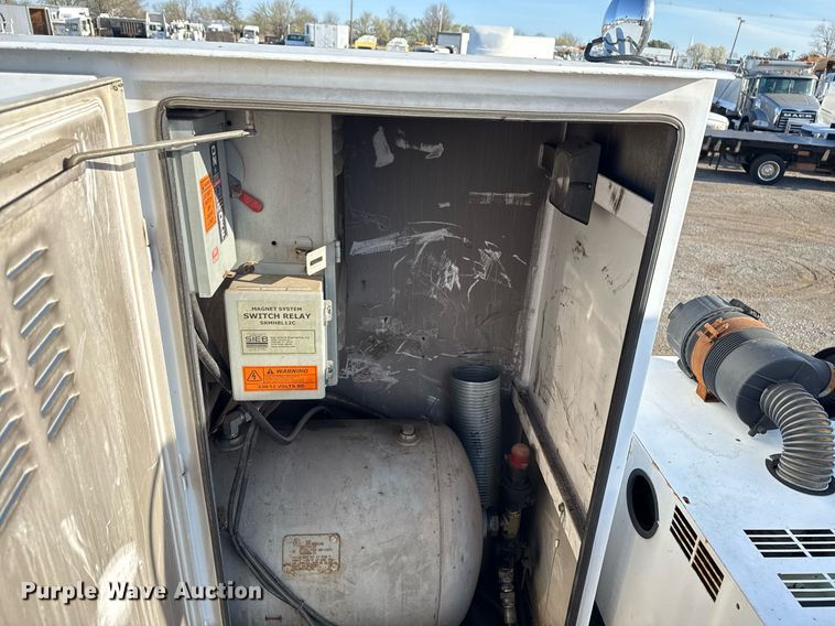 image for item EG2661 2011 Peterbilt 367 crane truck