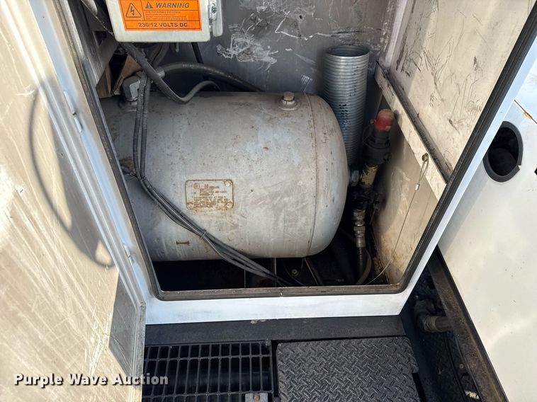 image for item EG2661 2011 Peterbilt 367 crane truck