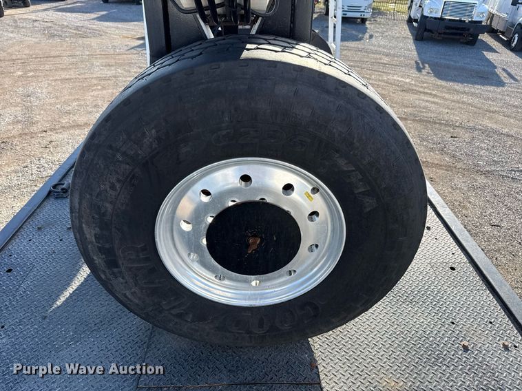 image for item EG2661 2011 Peterbilt 367 crane truck