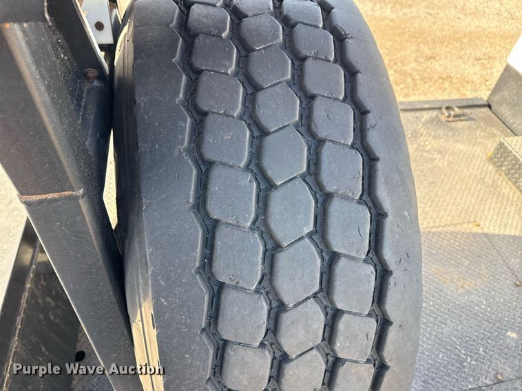 image for item EG2661 2011 Peterbilt 367 crane truck