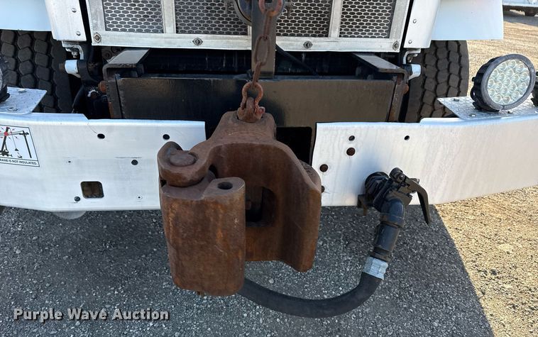 image for item EG2661 2011 Peterbilt 367 crane truck